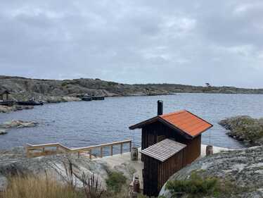 Bastubyggnad vid vatten i skärgården.