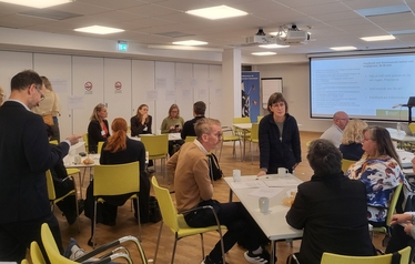 Personer vid gruppdiskussioner i ett konferensrum