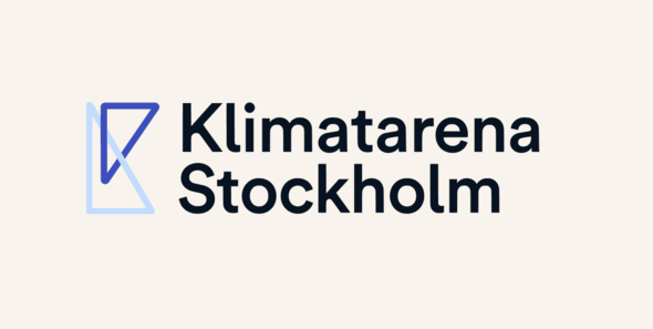 Logotyp för Klimatarena Stockholm med en blå symbol.