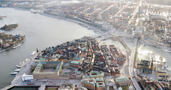 Flygfoto över Gamla stan och Riddarholmen i Stockholm med broar och vatten