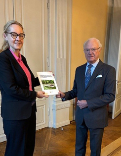 Cecilia Skingsley överlämnar rapport till H.M. Konungen. Cecilia Skingsley överlämnar rapport till H.M. Konungen.