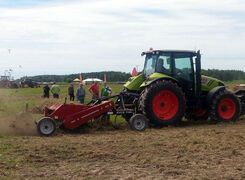Bilden visar ogräsbekämpning med traktor.