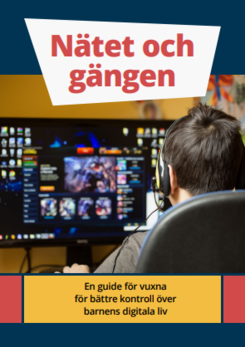 Litet barn sitter på en träbrygga och tittar på en nallebjörn.