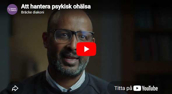 Bild som visar startbild från en videospelare, en man i glasögon, en röd ruta med en vit pil och texten "Att hantera psykisk ohälsa, Bräcke diakoni".