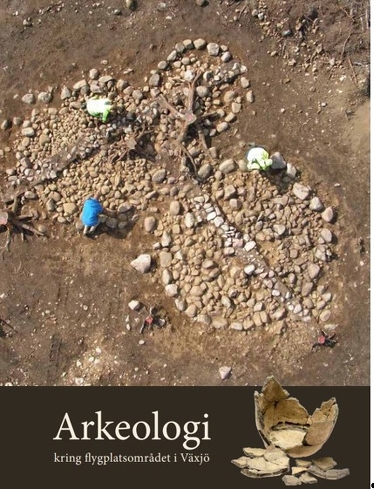 Bokomslag som visar en utgrävningsplats med rundlar av sten och arbetande arkeologer. Text: Arkeologi kring flygplatsområdet i Växjö.