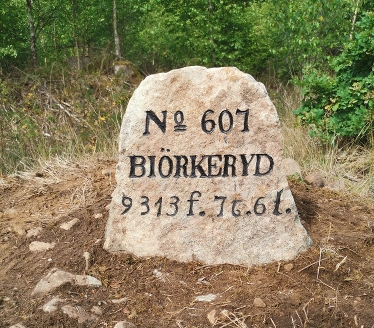 Ett restaurerat vägmärke i form av en sten med texten Biörkeryd.