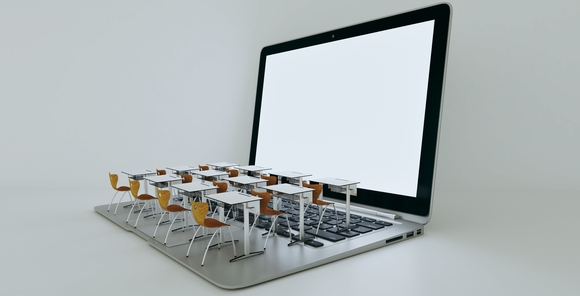 Bord och stolar placerade på en laptop