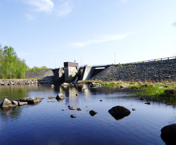 En vattendam, där stenar börjat synas i sjön.
