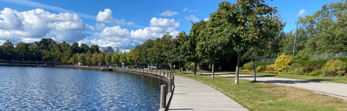 Brygga längs Växjösjön en solig dag.