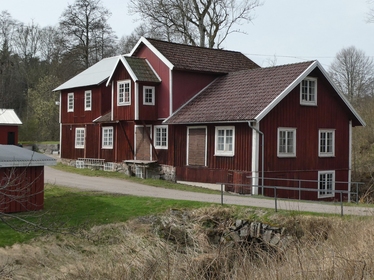 Traditionella röda trähus i svensk landsbygd.