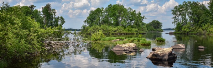 Sjö med öar och stenar. 