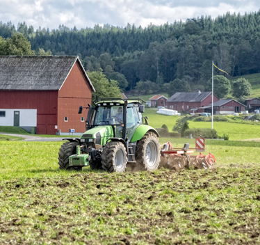 Traktor på åker. 