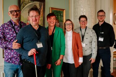 Deltagare från strategiskt samtal uppställda på residenset