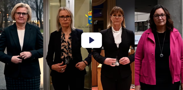 Fyra ledande kvinnor inom rättsväsendet: Petra Lundh, rikspolischef; Katarina Johansson Welin, riksåklagare; Christina Brobacke, hovrättsråd vid Svea hovrätt och Caroline Oredsson, tidigare rättschef och chef för rättsavdelningen på Kriminalvården. En illustrerad uppspelningsknapp i förgrunden.