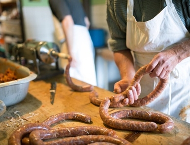 Människor som stoppar korv.