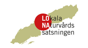 Logotyp: beige ö-silhuett med röd cirkel och texten Lokala naturvårdssatsningen.