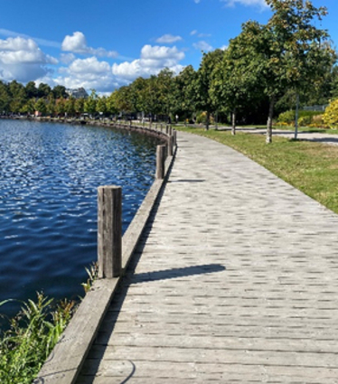 Strandpromenaden vid Växjösjön, som döljer dagvattenhantering.