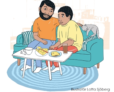 En pappa sitter i en soffa och pratar med sin son, håller armen om honom. På bordet framför ligger te och ostmackor. 