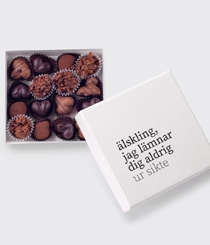 En chokladask, på lockat står det: Älskling, jag lämnar dig aldrig ur sikte. 