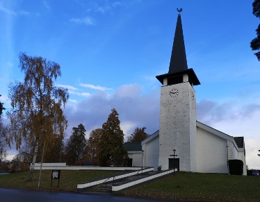 Lessebo kyrkas vita västra fasad