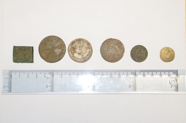 Sex stycken gamla mynt som ligger på rad
