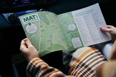 Besökare tittar i MAT-kartan.