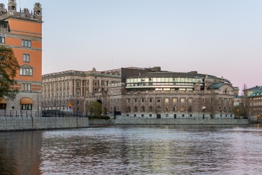 Dekorbild: Riksdagshuset med tornet i Rosenbad till vänster. Bild: Mostphotos