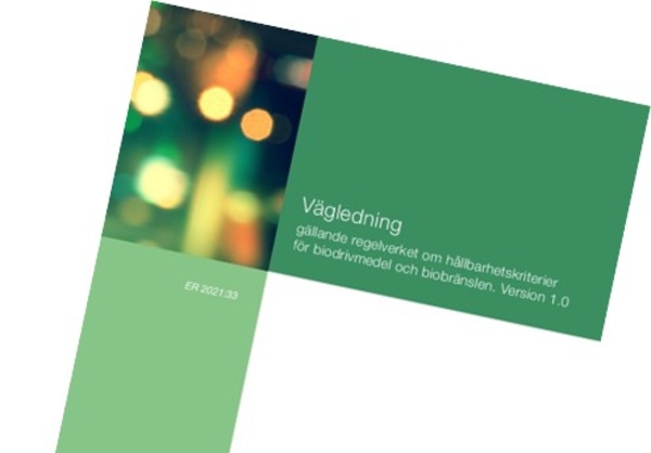 Broschyr med texten "Vägledning gällande regelverket om hållbarhetskriterier för biodrivmedel och biobränslen, Version 1.0" mot en suddig bakgrund av ljus.