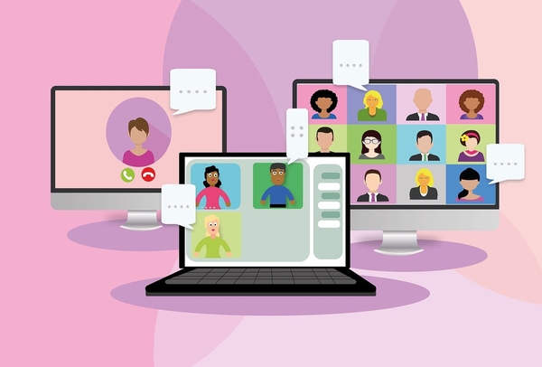 Illustration av en videokonferens med flera deltagare på datorskärmar.