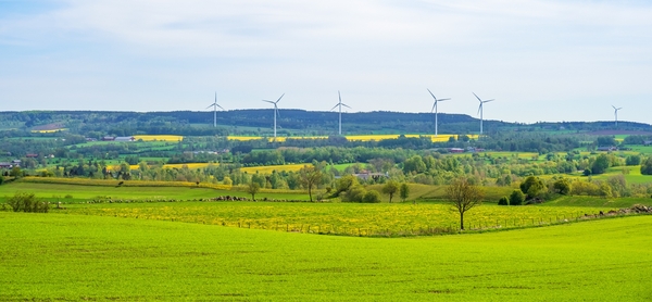 Vindkraftverk i öppet landskap