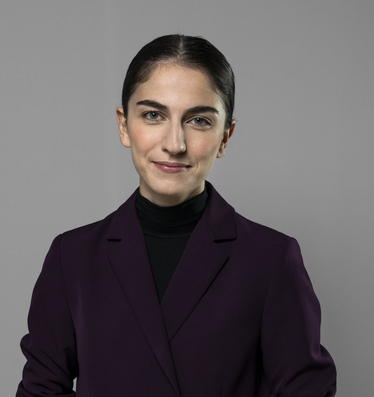 Fotografi på klimat- och miljöminister Romina Pourmokhtari i svart kostym