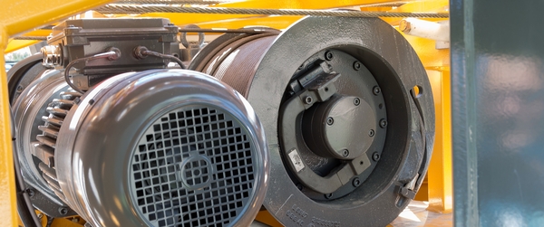 Industriella motorer och maskiner i en fabriksmiljö.