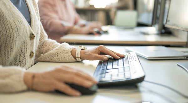 Suddiga ljus från stad