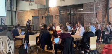 Människor vid stolar och bord