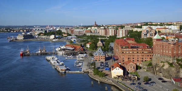 Kvinna och man vid robot