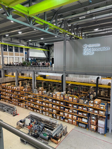 Inne i fabriken, fabriksgolvet, lådor, maskiner