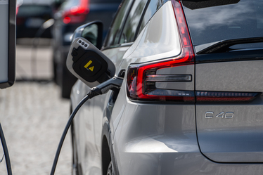 Grå elbil som laddas.