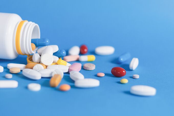 Medicin tabletter uthällda ur medicinburk
