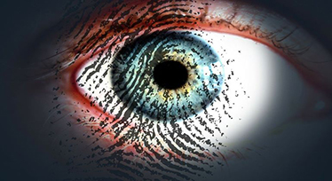 Närbild på ett blågrönt öga med ett fingeravtryck i