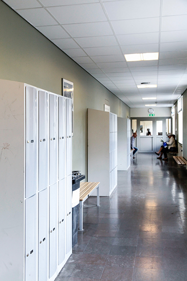 Öde skolkorridor med väggskåp