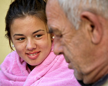 Ung flicka ler mot en äldre man