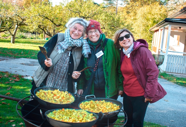 Tre glada studieresedeltagare lagar hållbar & lokal mat på Ödevata