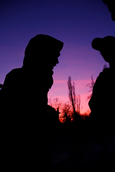 Två ungdomars silhuetter syns mot blålila himmel