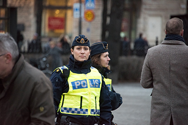 Två poliser syns bland folk i stadsmiljö