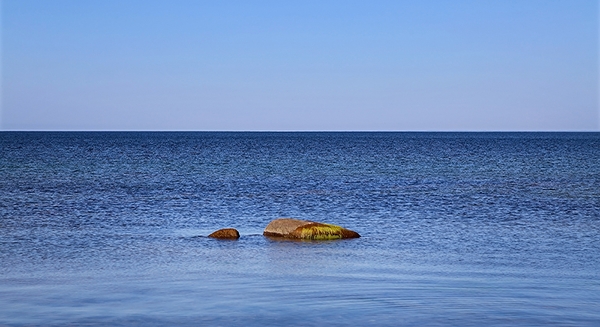 Ett tomt hav med en kobbe i förgrunden