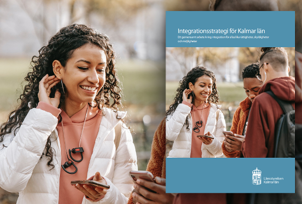 Glad tjej med mörkt, lockigt hår håller i en mobil. Ovanpå den bilden ligger en bild på framsidan av integrationsstrategin.