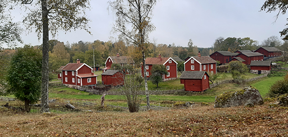 Småländska röda hus i ett gammalt odlingslandskap