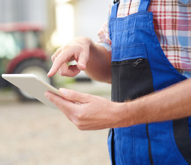Man som använder läsplatta