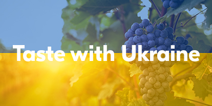 Druvklasar mot en solig himmel med texten "Taste with Ukraine".