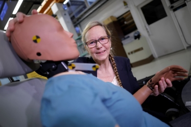 Astrid Linder and the SET50F crash test dummy. Photo: Hejdlösa bilder/VTI